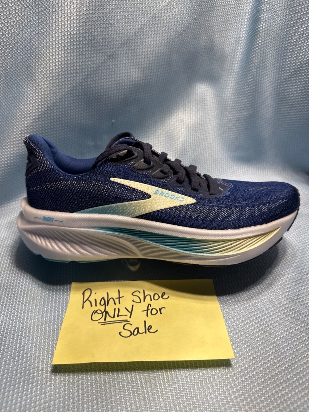 THIS IS FOR THE RIGHT SHOE ONLY! Women’s size 6.5 Brooks Ghost 17 running shoe